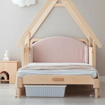 Детская кровать с деревянной крышей, полностью раздвинутая и сращенная из массива дерева для увеличения высоты