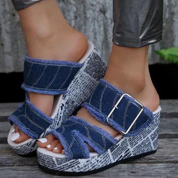 Модная летняя обувь для женщин Дизайн на танкетке Открытый носок Джинсовые тапочки с кисточками и ремешком с пряжкой Тапочки на твердой подошве Горки на платформе