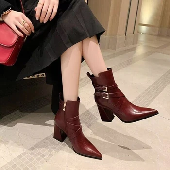Модные ботинки для женщин 2023 осенне-зимний тренд, простой ретро стиль острым носом высокие каблуки темперамент короткие сапоги для женщин